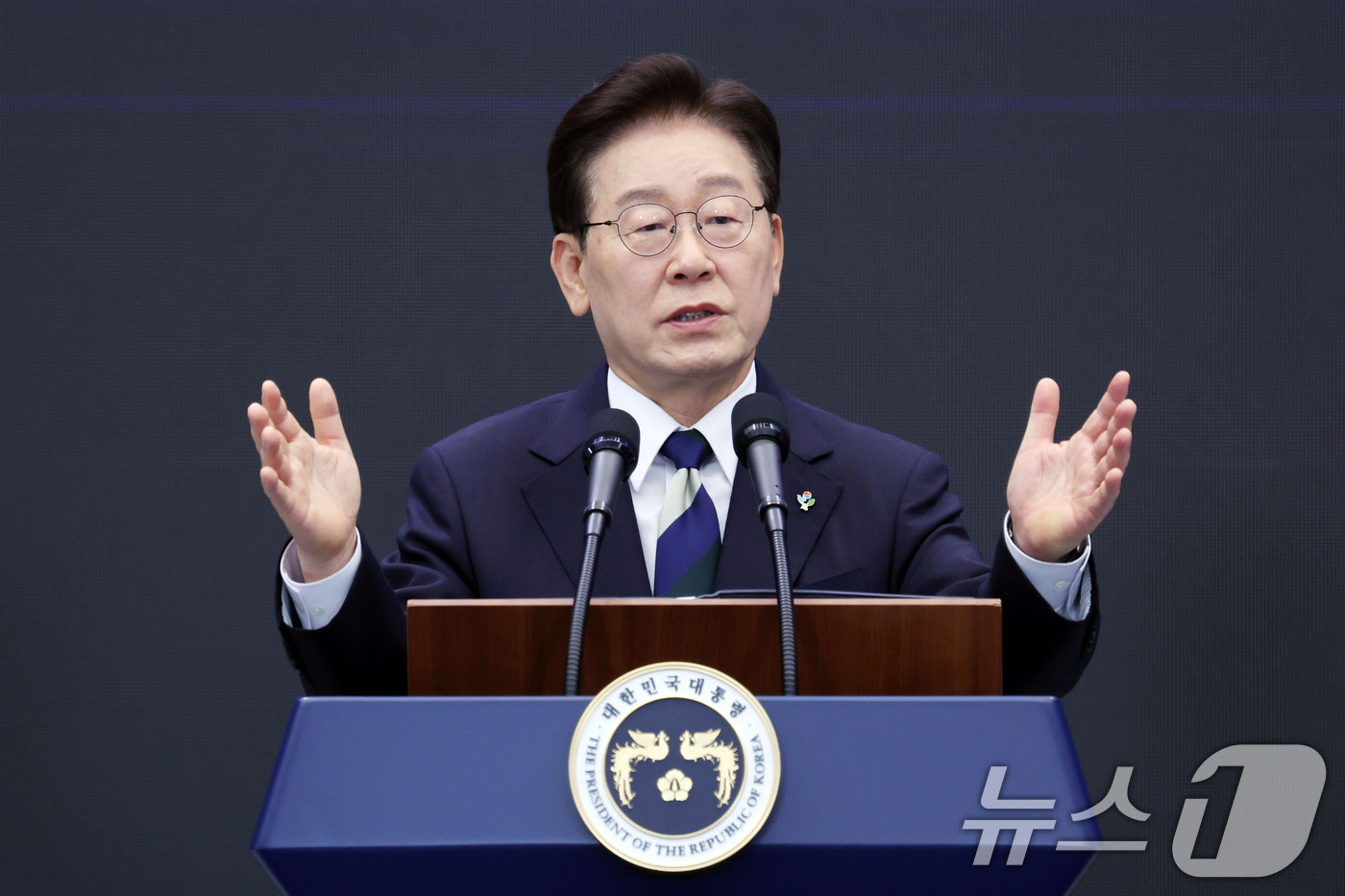 (광주=뉴스1) 이재명 기자 = 이재명 대통령이 30일 광주 김대중 컨벤션센터에서 열린 서남권 첨단산업 발전비전 국민보고회에서 축사를 하고 있다. (청와대통신사진기자단) 2026. …