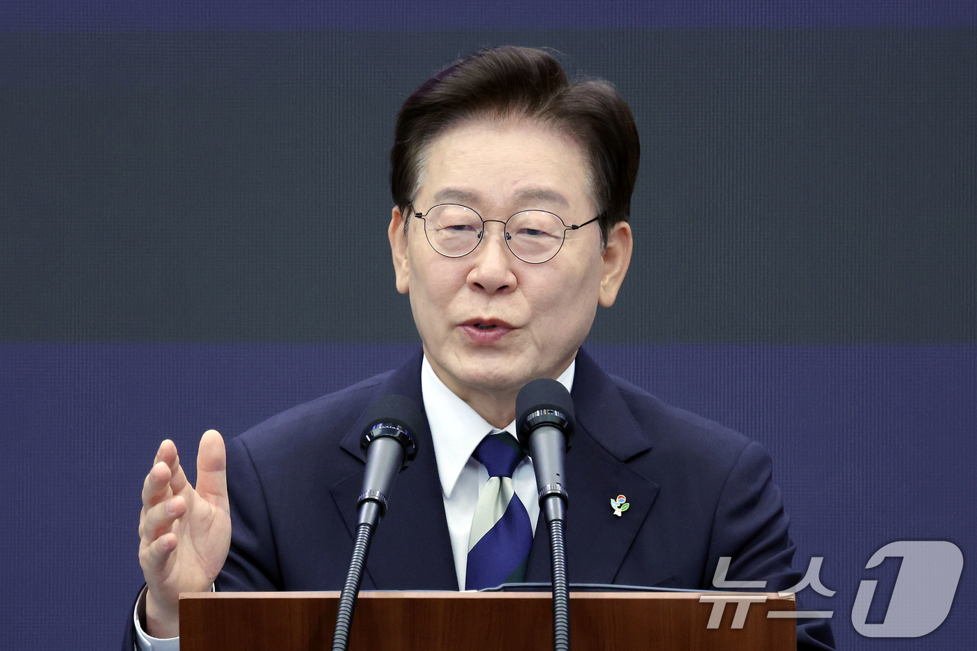(광주=뉴스1) 이재명 기자 = 이재명 대통령이 30일 광주 김대중 컨벤션센터에서 열린 서남권 첨단산업 발전비전 국민보고회에서 축사를 하고 있다. (청와대통신사진기자단) 2026. …