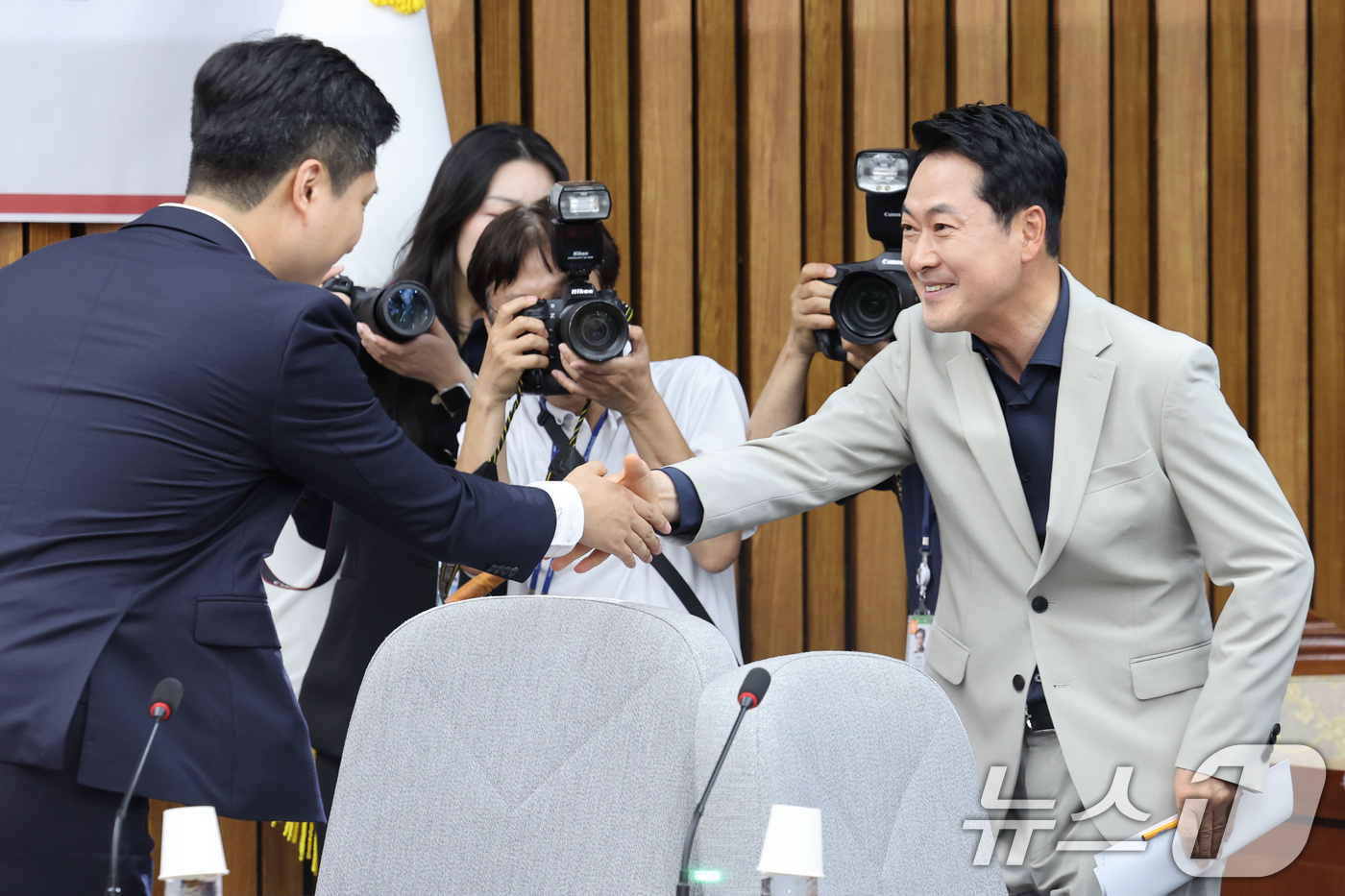 (서울=뉴스1) 신웅수 기자 = 장동혁 국민의힘 대표와 우재준 청년최고위원이 30일 서울 여의도 국회에서 열린 6.3 지방선거 참정권 박탈 사태 청년·대학생 시국 대토론회에서 악수 …