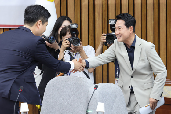 악수하는 장동혁·우재준