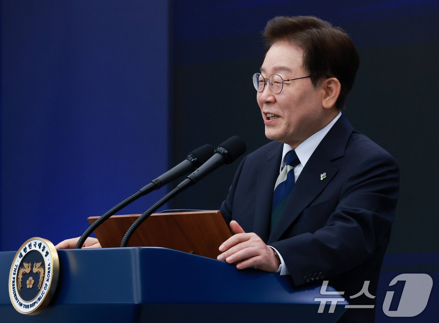 본문 이미지 - 이재명 대통령이 30일 광주 김대중 컨벤션센터에서 열린 서남권 첨단산업 발전비전 국민보고회에서 축사를 하고 있다. (청와대통신사진기자단) 2026.6.30 ⓒ 뉴스1 이재명 기자