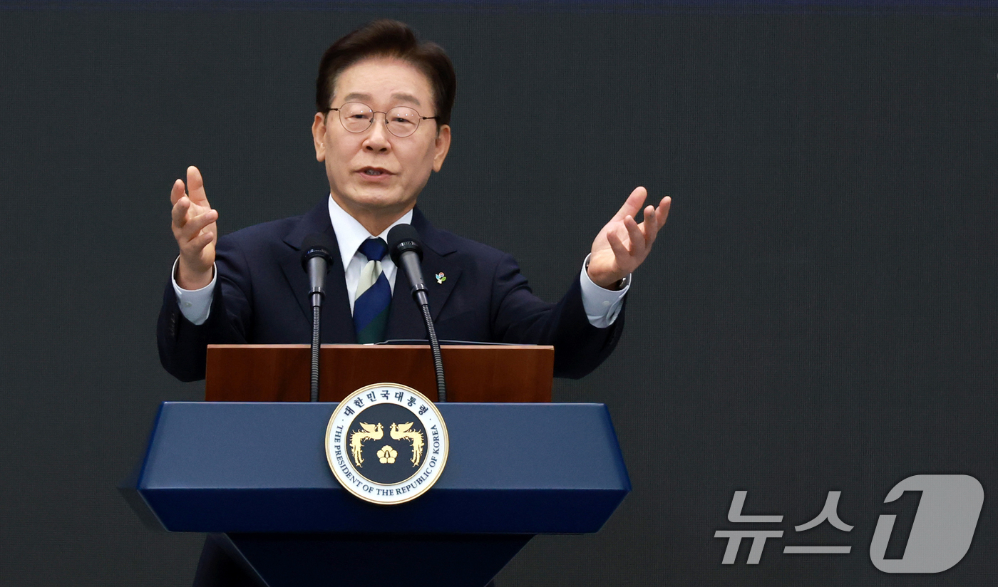 (광주=뉴스1) 이재명 기자 = 이재명 대통령이 30일 광주 김대중 컨벤션센터에서 열린 서남권 첨단산업 발전비전 국민보고회에서 축사를 하고 있다. (청와대통신사진기자단) 2026. …