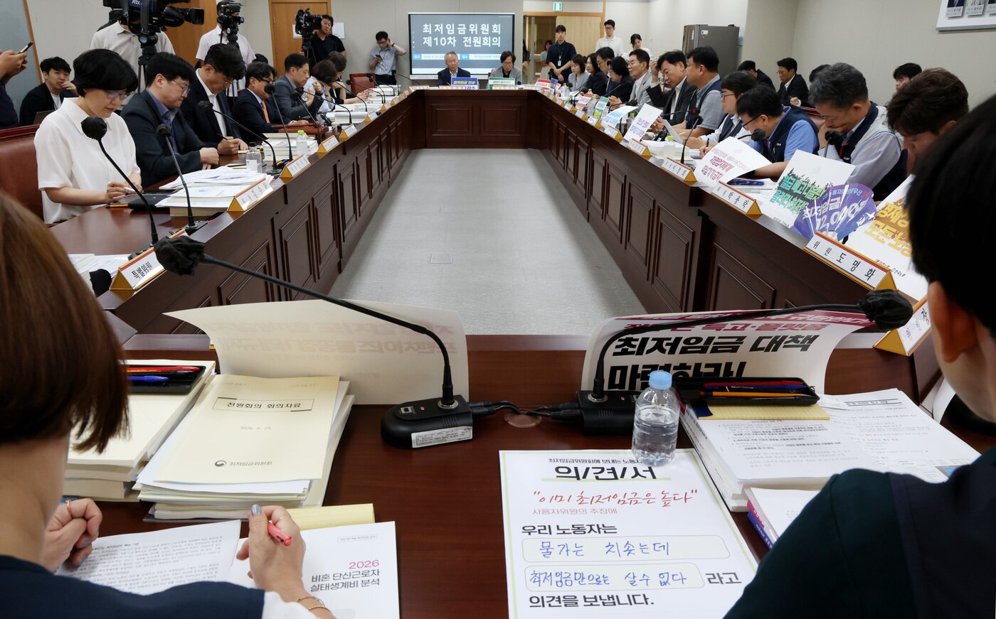 본문 이미지 - 2027년도 최저임금 심의 법정시한을 넘긴 30일 세종시 정부세종청사 최저임금위원회에서 열린 2027년도 최저임금위원회 10차 전원회의에 참석한 노사 위원들이 발언을 듣고 있다. 2026.6.30/ⓒ 뉴스1 김기남 기자