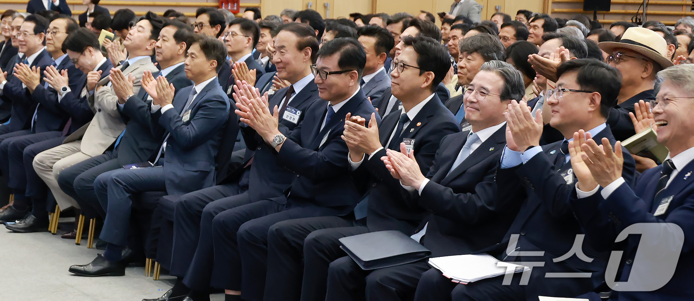 (광주=뉴스1) 이재명 기자 = 30일 광주 김대중 컨벤션센터에서 열린 서남권 첨단산업 발전비전 국민보고회에서 참석자들이 이재명 대통령의 축사에 박수를 치고 있다. (청와대통신사진 …