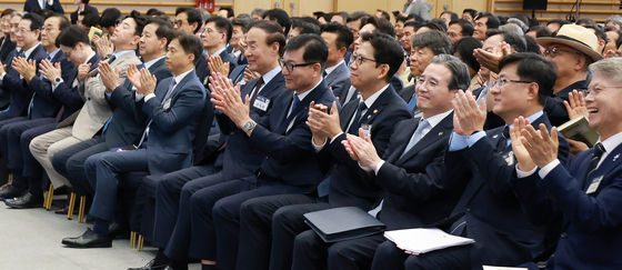 이재명 대통령 축사에 박수 치는 참석자들