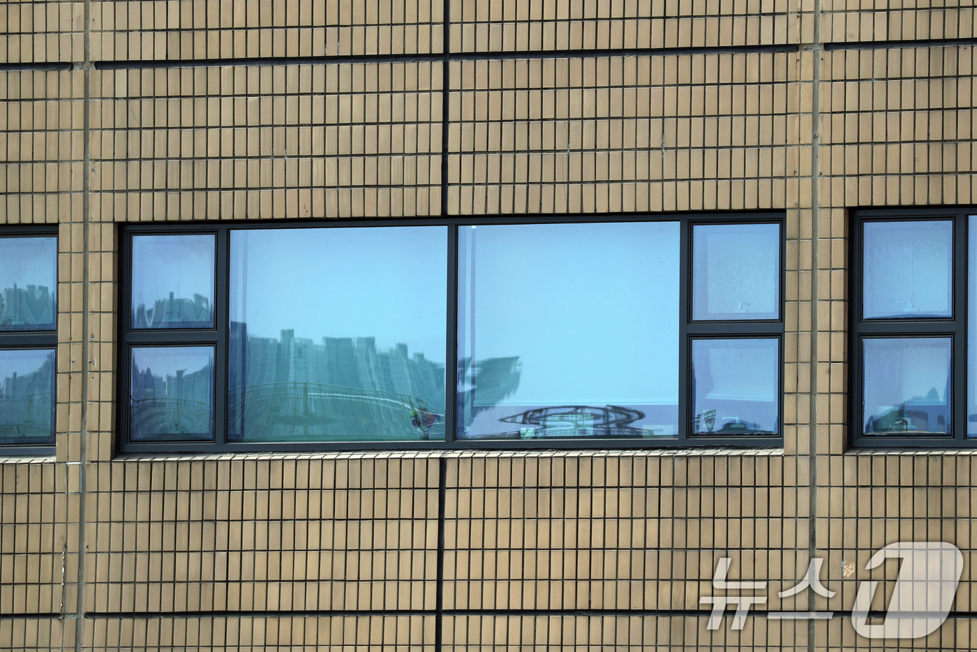 (청주=뉴스1) 김용빈 기자 = 고위공직자범죄수사처가 30일 부정한 돈거래 의혹을 받는 김영환 충북지사의 집무실을 압수수색하고 있다, 사진은 집무실 창문이 블라인드로 가려져 있는 …