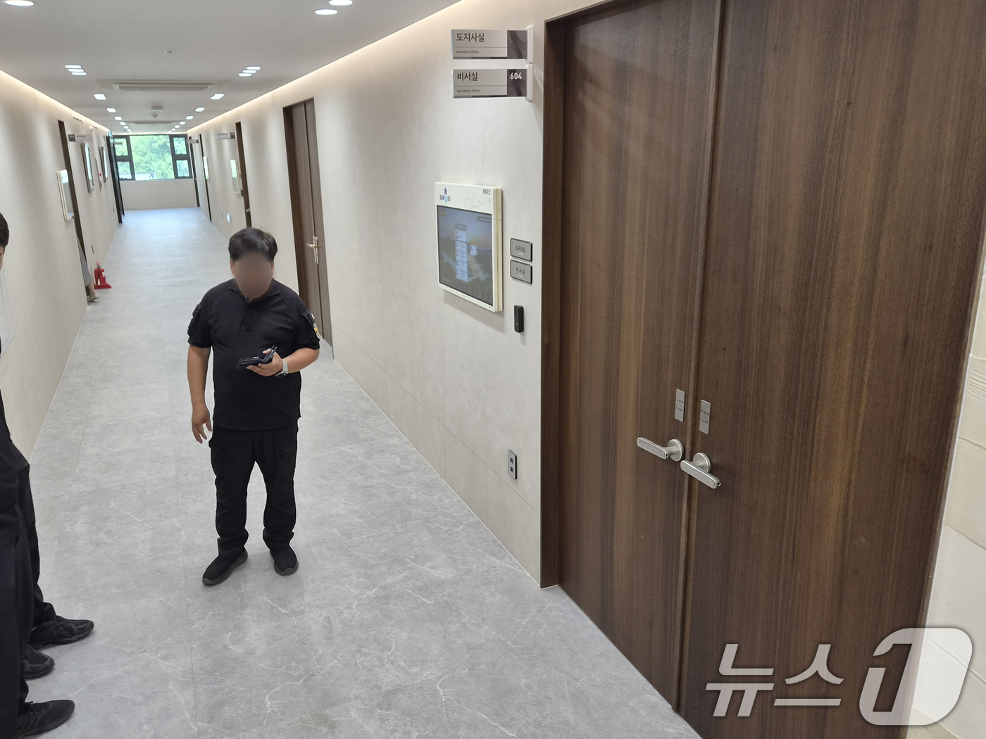 (청주=뉴스1) 김용빈 기자 = 고위공직자범죄수사처가 30일 부정한 금전거래 의혹을 받는 김영환 충북지사의 집무실을 압수수색하고 있다. 사진은 집무실 앞 모습. 2026.6.30/ …