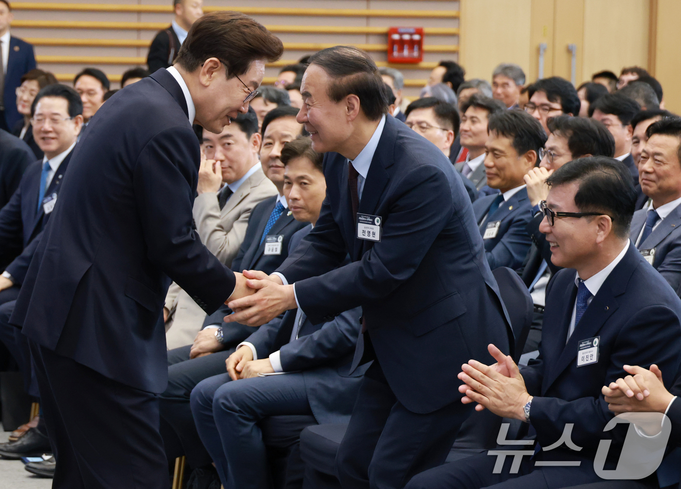(광주=뉴스1) 허경 기자 = 이재명 대통령이 30일 광주 김대중 컨벤션센터에서 열린 서남권 첨단산업 발전비전 국민보고회에서 전영현 삼성전자 부회장과 인사하고 있다. (청와대통신사 …