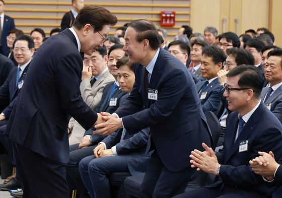 전영현 삼성전자 부회장과 인사하는 이재명 대통령