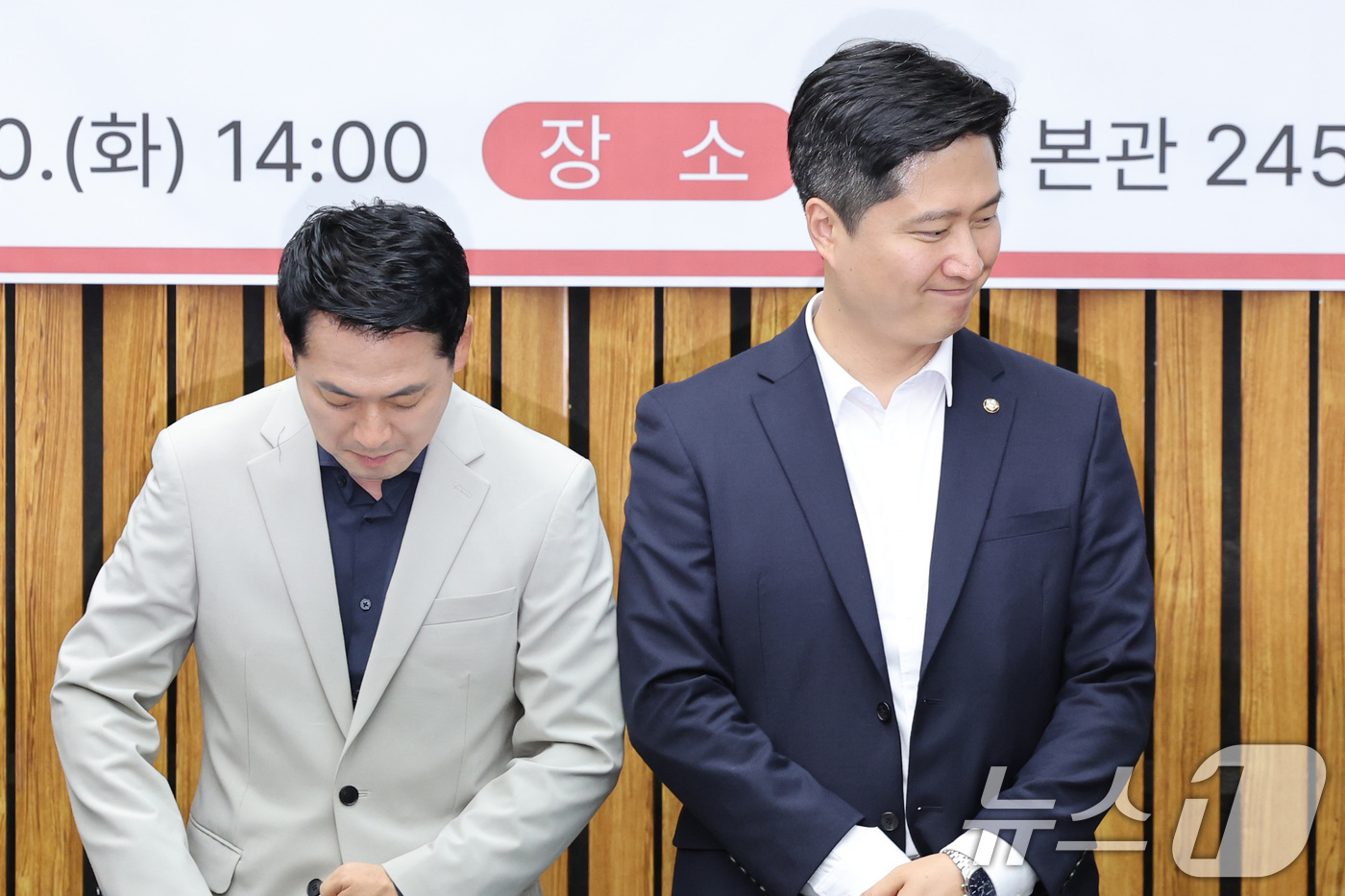 (서울=뉴스1) 신웅수 기자 = 장동혁 국민의힘 대표와 우재준 청년최고위원이 30일 서울 여의도 국회에서 열린 6.3 지방선거 참정권 박탈 사태 청년·대학생 시국 대토론회에 자리하 …