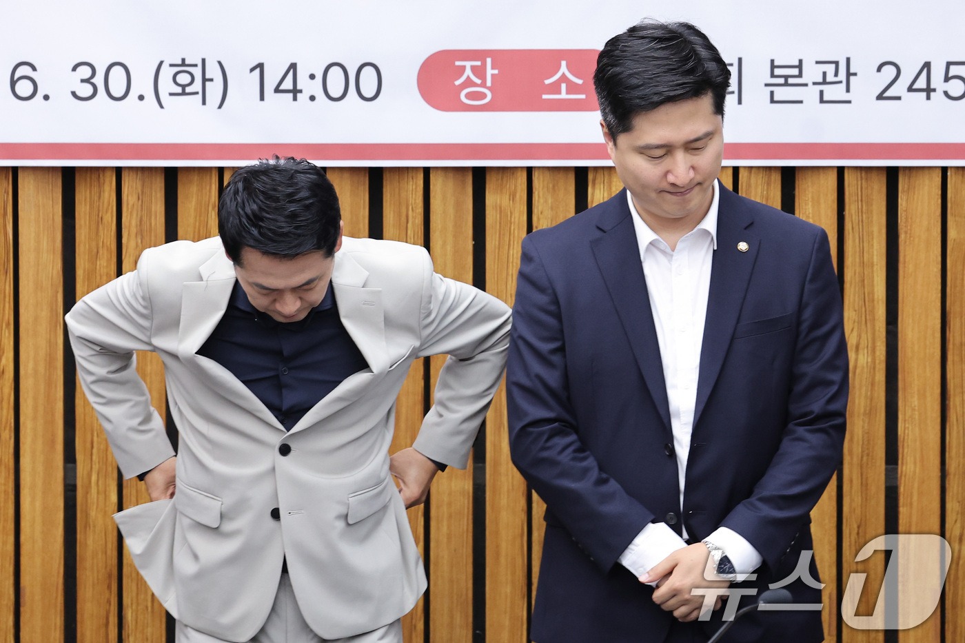(서울=뉴스1) 신웅수 기자 = 장동혁 국민의힘 대표와 우재준 청년최고위원이 30일 서울 여의도 국회에서 열린 6.3 지방선거 참정권 박탈 사태 청년·대학생 시국 대토론회에 자리하 …