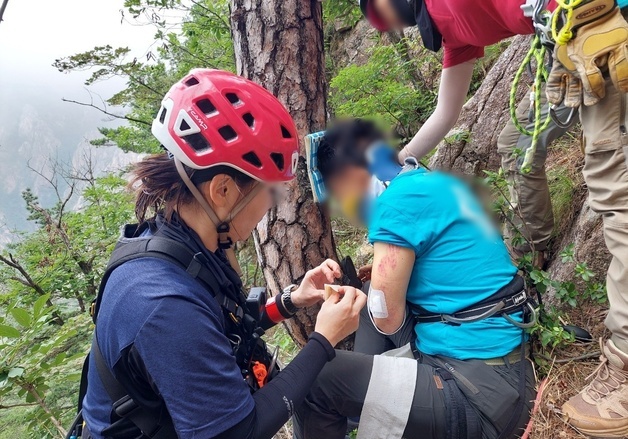 설악산 노적봉서 암벽등반 중 추락한 50대 구조…도보 이송