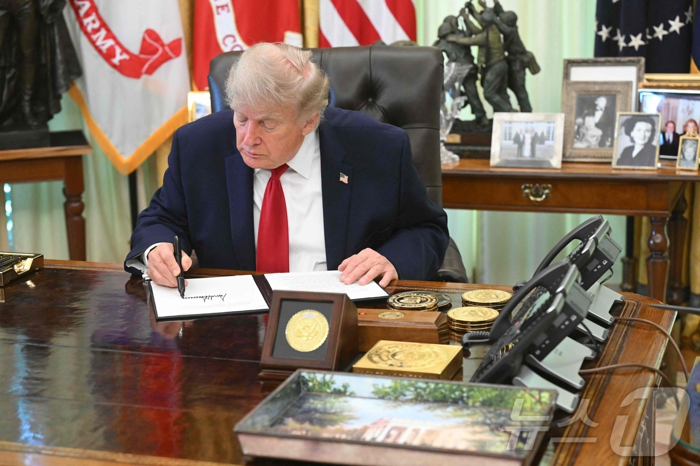 (워싱턴 D.C. AFP=뉴스1) 한수민 수습기자 = 29일(현지시간) 미국 워싱턴 D.C. 백악관 집무실에서 도널드 트럼프 대통령이 차량 배출가스 규제에 대한 대통령 각서에 서명 …