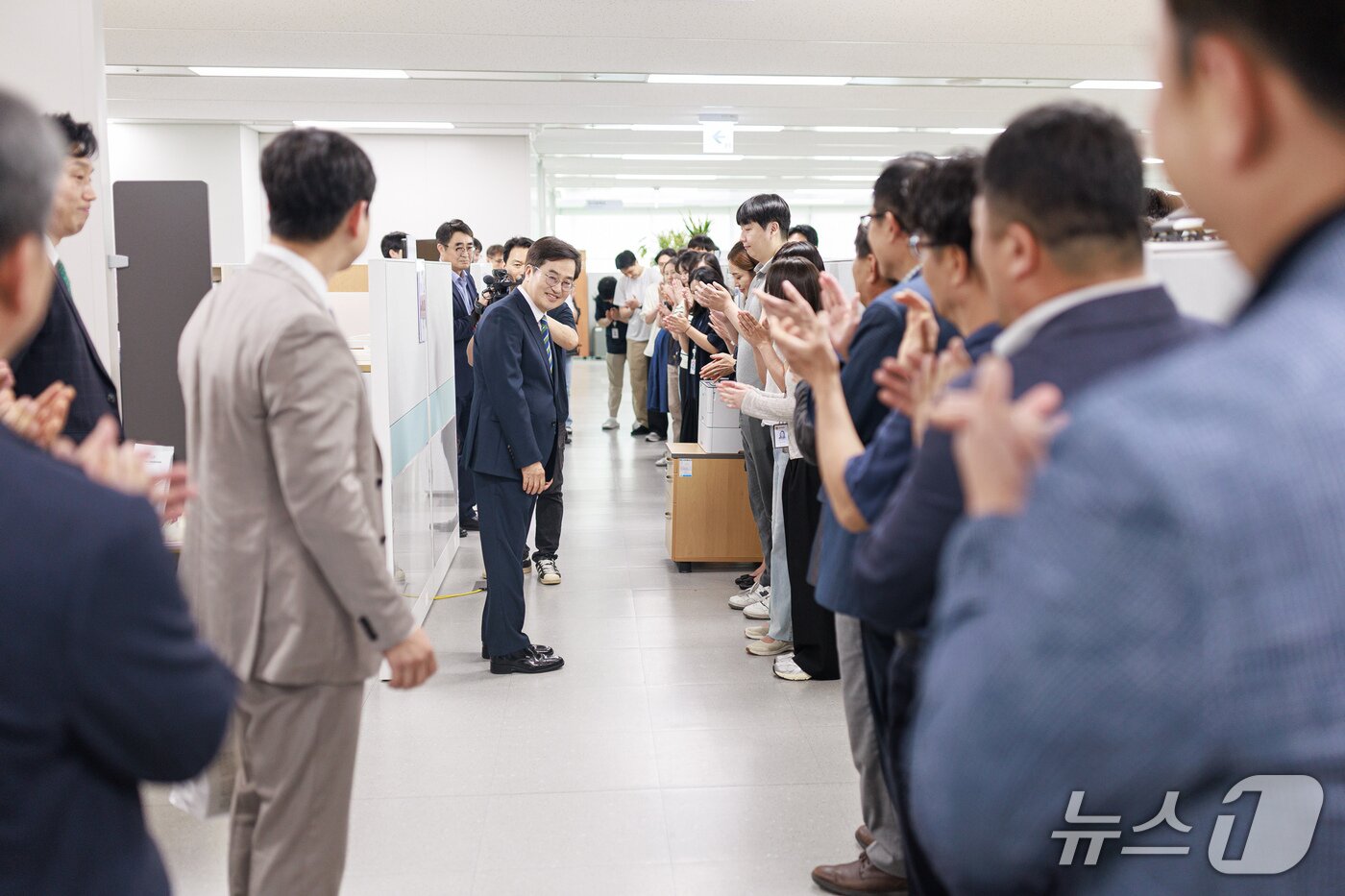 본문 이미지 - 30일 오후 수원특례시 경기도청에서 김동연 경기도지사가 직원 순회인사를 진행하고 있다.(경기도 제공. 재판매 및 DB금지)