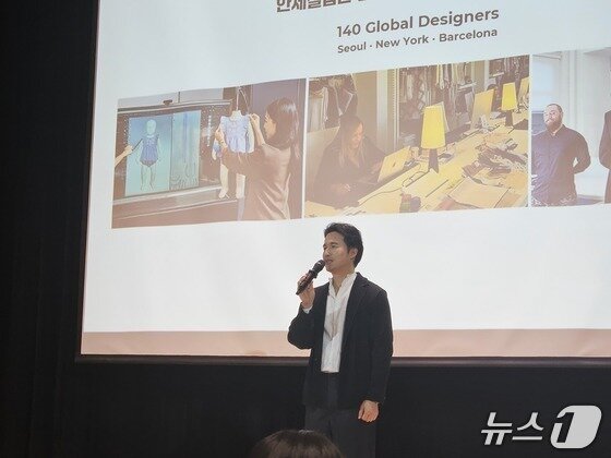 본문 이미지 - 김익환 한세실업 부회장이 8일 서울 삼성동 섬유센터에서 열린 '한세실업 Wear the Future' 전시 기자간담회에서 발표하고 있다. ⓒ 뉴스1 박혜연 기자