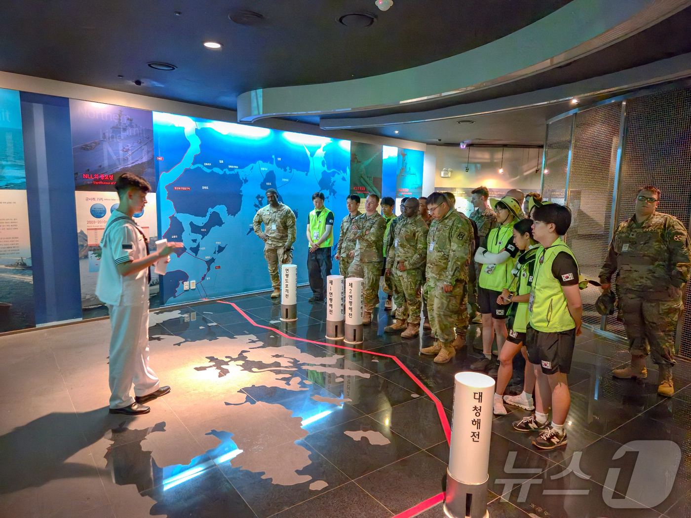 (서울=뉴스1) = 제16회 대학생 휴전선 전적지 답사 국토대장정에 참가한 대학생과 한미장병들이 제2연평해전 승전 24주년을 맞아 30일 평택 해군2함대사령부를 방문해 서해수호관 …