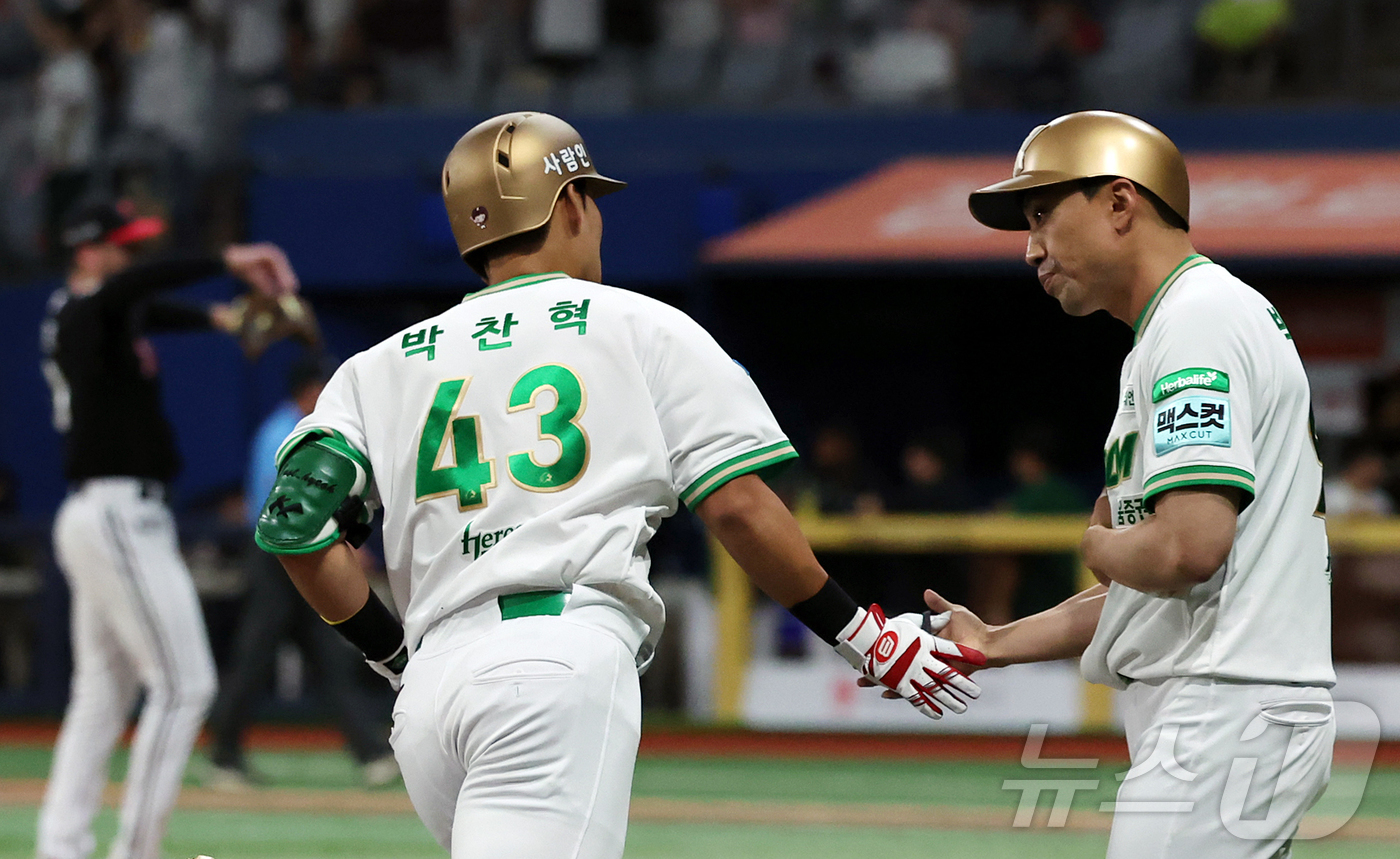 (서울=뉴스1) 김진환 기자 = 30일 오후 서울 구로구 고척 스카이돔에서 열린 2026 신한 SOL KBO리그 LG 트윈스와 키움 히어로즈의 경기, 키움 박찬혁이 2회말 선두타자 …