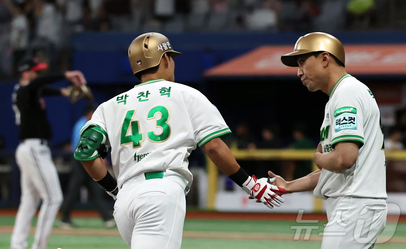 본문 이미지 - 30일 오후 서울 구로구 고척 스카이돔에서 열린 2026 신한 SOL KBO리그 LG 트윈스와 키움 히어로즈의 경기, 키움 박찬혁이 2회말 선두타자로 나와 솔로홈런을 친 뒤 박정음 코치와 하이파이브를 하고 있다. 2026.6.30 ⓒ 뉴스1 김진환 기자