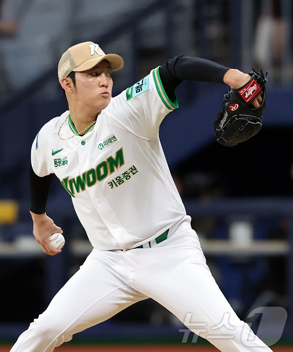 (서울=뉴스1) 김진환 기자 = 30일 오후 서울 구로구 고척 스카이돔에서 열린 2026 신한 SOL KBO리그 LG 트윈스와 키움 히어로즈의 경기, 키움 선발 안우진이 3회초 등 …