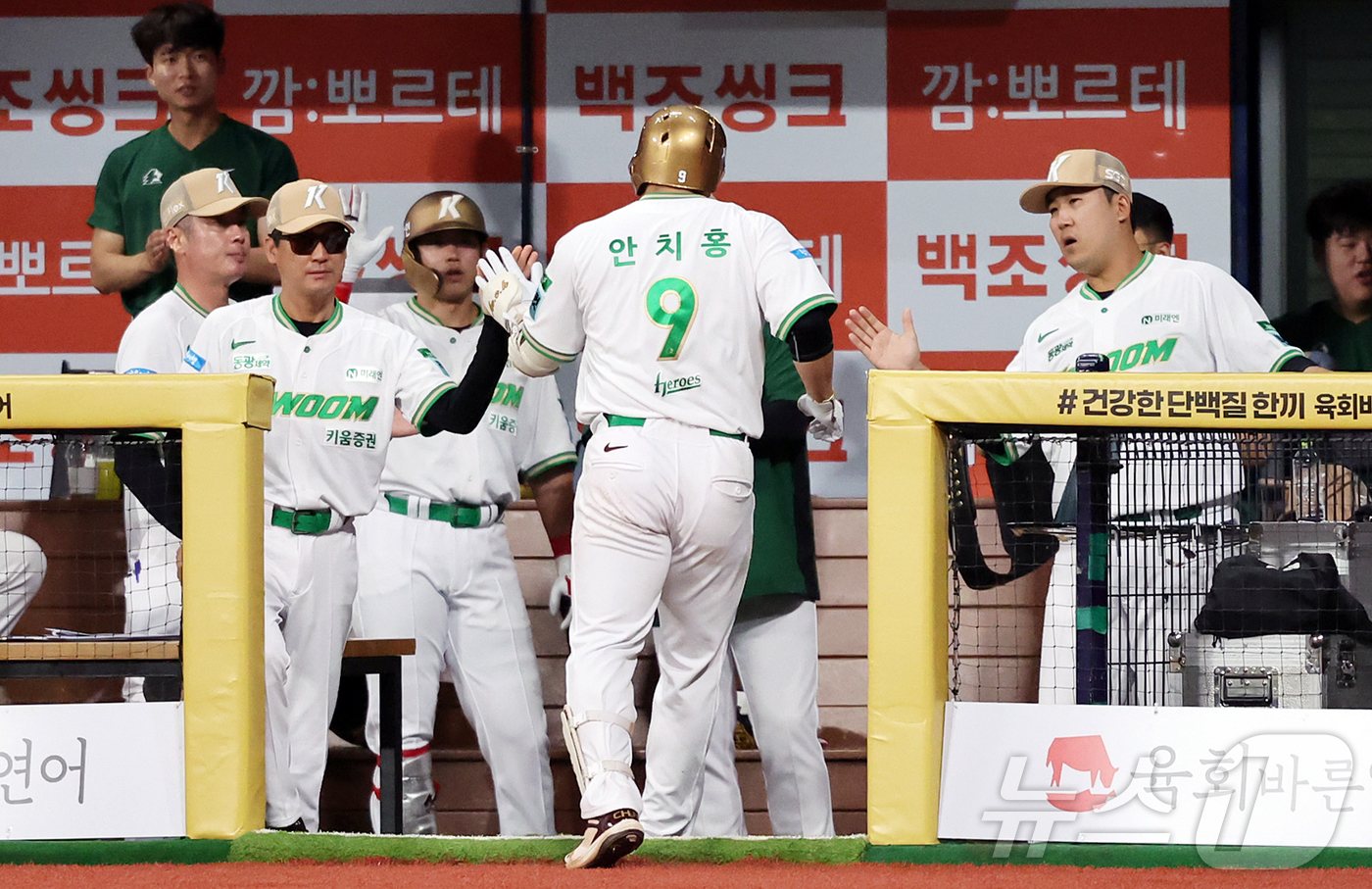 (서울=뉴스1) 김진환 기자 = 30일 오후 서울 구로구 고척 스카이돔에서 열린 2026 신한 SOL KBO리그 LG 트윈스와 키움 히어로즈의 경기, 키움 안치홍이 3회말 선두타자 …
