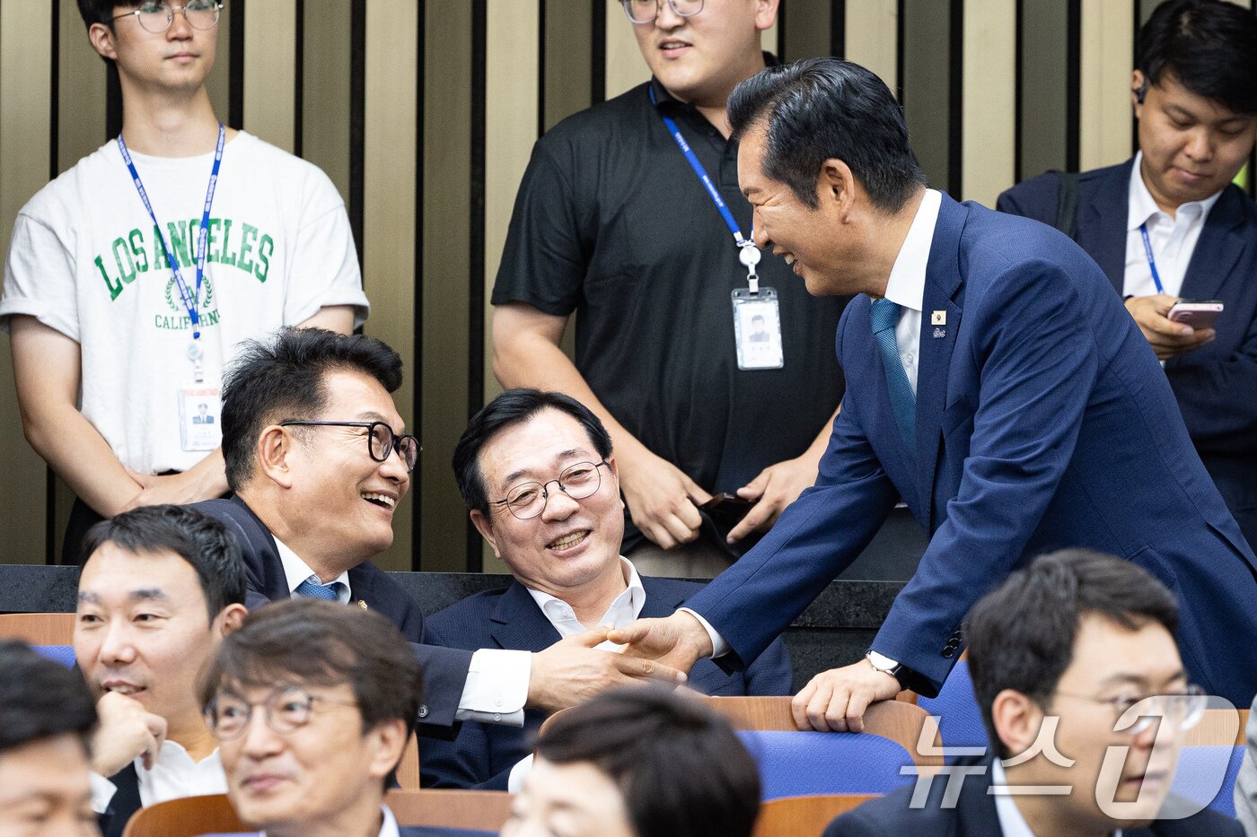 본문 이미지 - 정청래 전 더불어민주당 대표와 송영길 의원이 지난 6월30일 서울 여의도 국회에서 열린 의원총회에서 인사하고 있다. 2026.6.30 ⓒ 뉴스1 유승관 기자