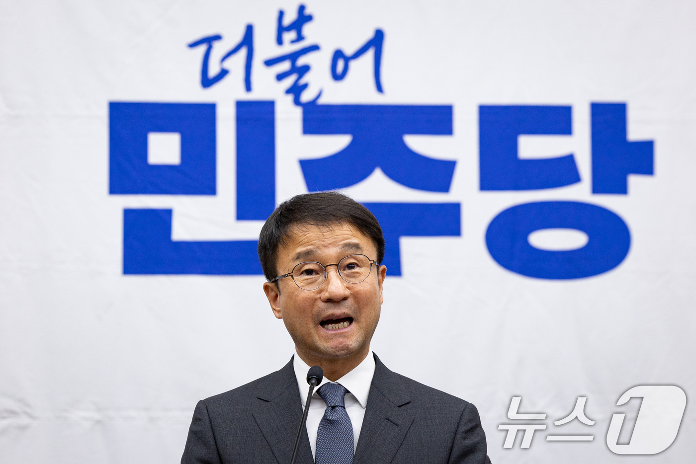 (서울=뉴스1) 유승관 기자 = 한병도 더불어민주당 당대표 직무대행 겸 원내대표가 30일 서울 여의도 국회에서 열린 의원총회에서 모두 발언을 하고 있다. 2026.6.30/뉴스1