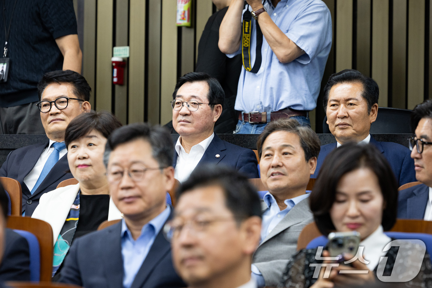 (서울=뉴스1) 유승관 기자 = 정청래 전 더불어민주당 대표와 송영길 의원이 30일 서울 여의도 국회에서 열린 의원총회에 참석해 자리하고 있다. 2026.6.30/뉴스1