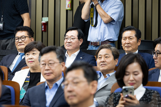 의총장 자리한 정청래·송영길