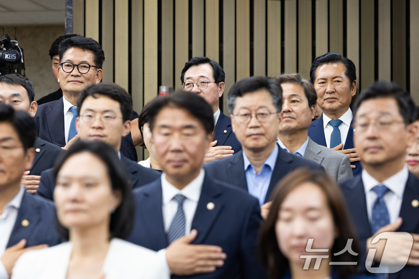 (서울=뉴스1) 유승관 기자 = 정청래 전 더불어민주당 대표와 송영길 의원이 30일 서울 여의도 국회에서 열린 의원총회에 참석해 국민의례를 하고 있다. 2026.6.30/뉴스1