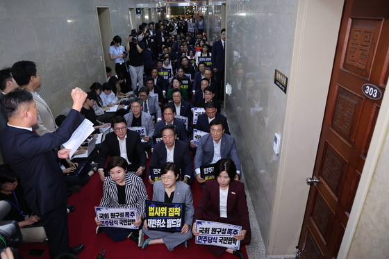 與 주도로 11곳 상임위원장 선출투표 시작…국힘 반발