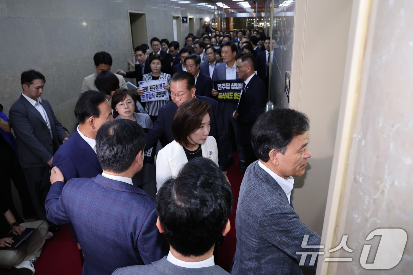 (서울=뉴스1) 신웅수 기자 = 국민의힘 의원들이 30일 서울 여의도 국회에서 원 구성 관련 본회의 진행과 관련해 조정식 국회의장실을 항의 방문하고 있다. 2026.6.30/뉴스1 …