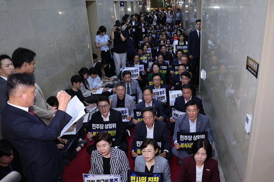 野, 與 상임위원장 단독 선출에 강력 반발…의장실 항의·본회의 피켓시위