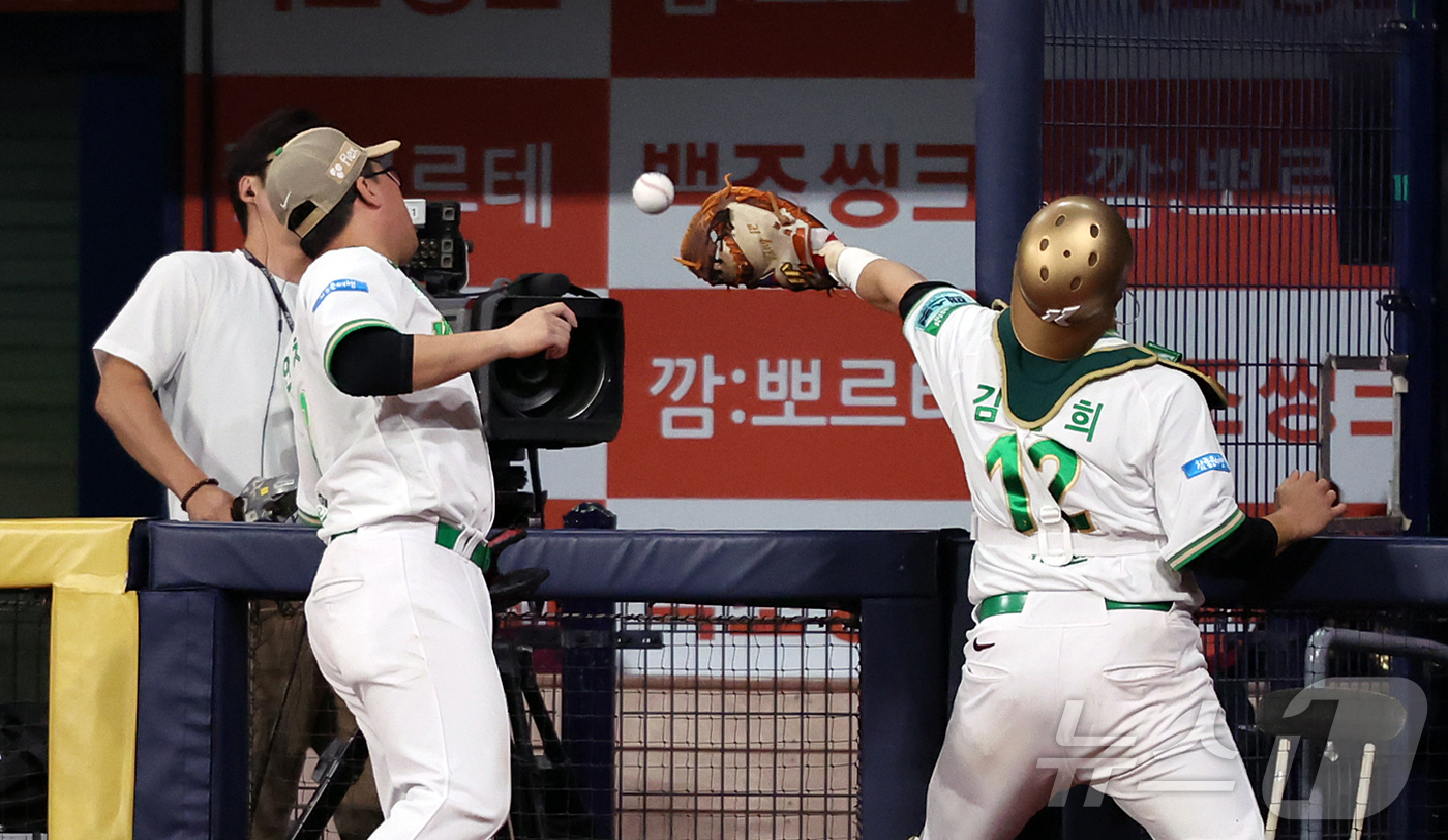 (서울=뉴스1) 김진환 기자 = 30일 오후 서울 구로구 고척 스카이돔에서 열린 2026 신한 SOL KBO리그 LG 트윈스와 키움 히어로즈의 경기, 키움 1루수 안치홍과 포수 김 …