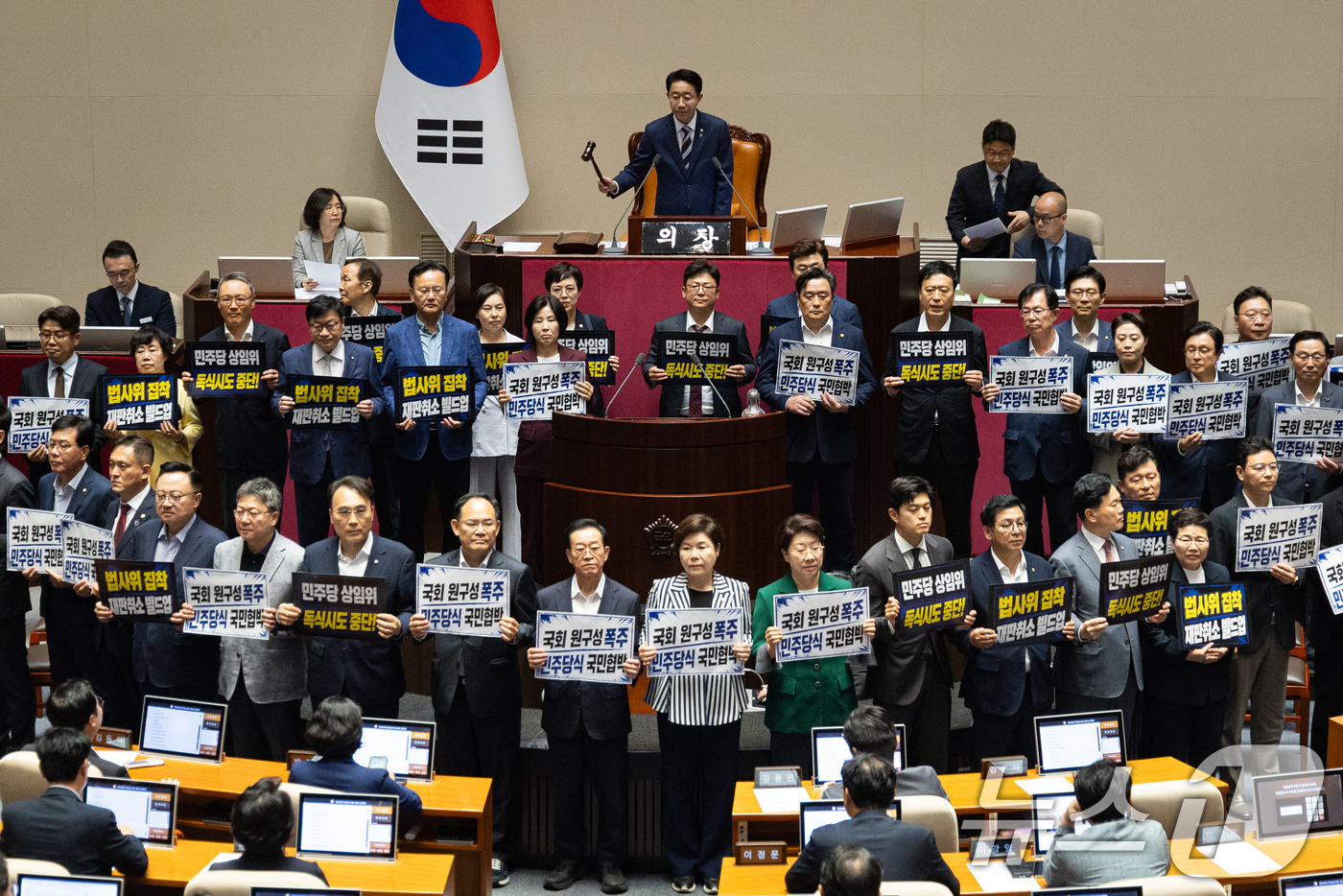 (서울=뉴스1) 유승관 기자 = 30일 서울 여의도 국회에서 열린 제436회 국회(임시회) 제4차 본회의에서 국민의힘 의원들이 여당 단독 원구성에 반대하는 피켓 시위를 하고 있다. …
