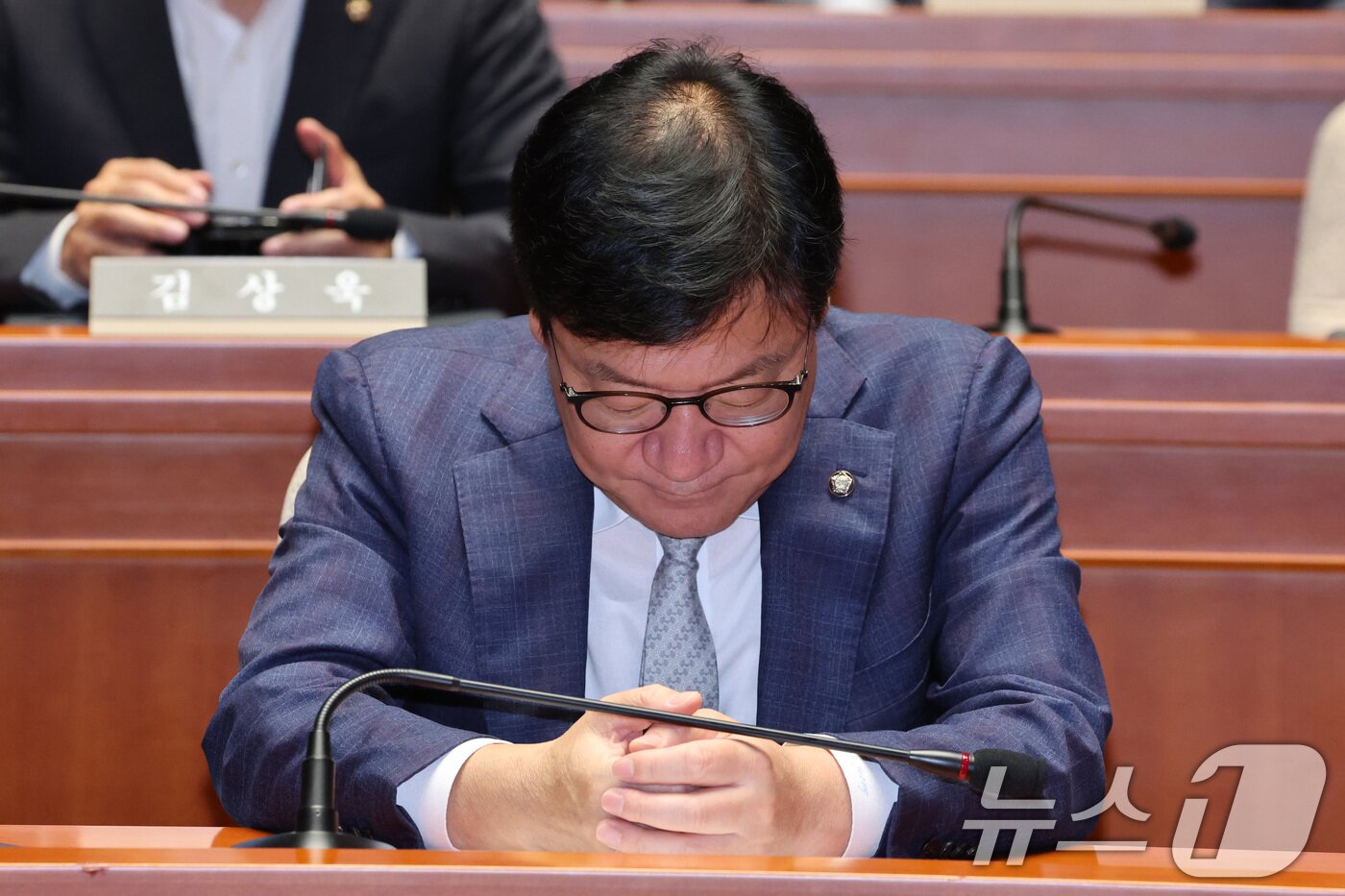 본문 이미지 - 정점식 국민의힘 원내대표가 6월 30일 서울 여의도 국회에서 열린 의원총회에서 생각에 잠겨 있다. 2026.6.30 ⓒ 뉴스1 신웅수 기자