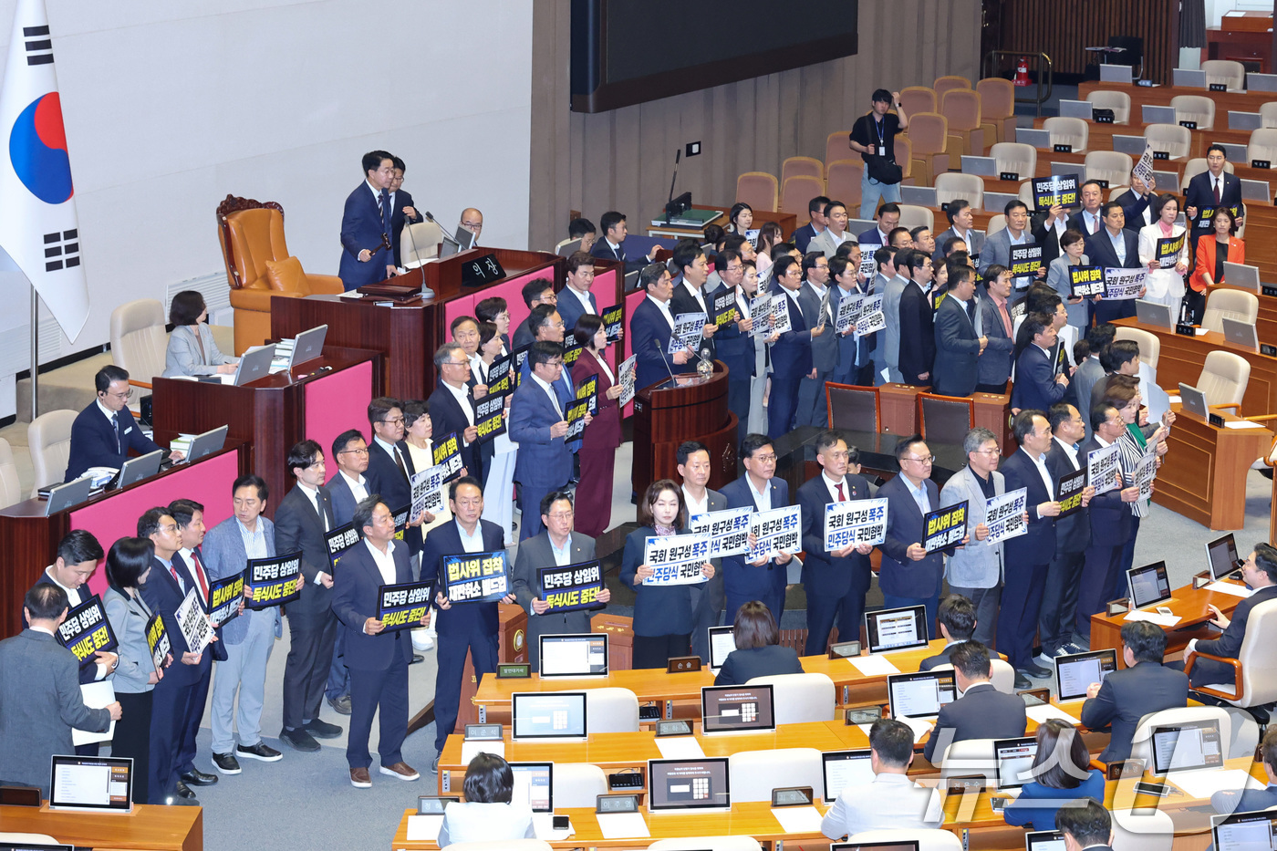 (서울=뉴스1) 신웅수 기자 = 30일 서울 여의도 국회에서 열린 제436회 국회(임시회) 제4차 본회의에서 국민의힘 의원들이 여당 단독 원구성에 반대하는 피켓 시위를 하고 있다. …