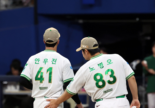 6회초 연속 사구에 교체되는 안우진