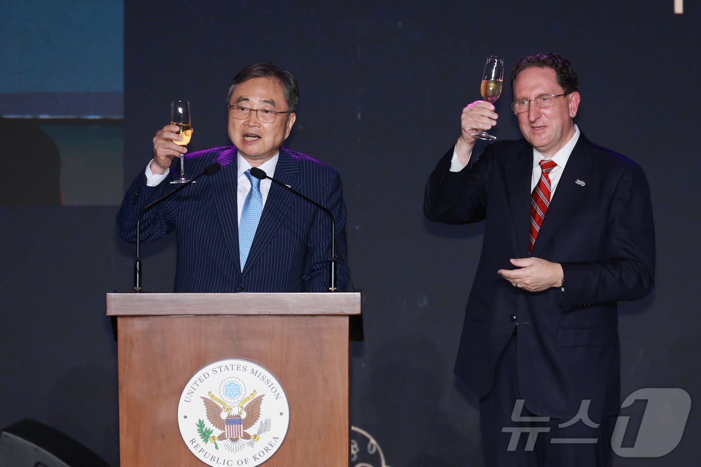 (서울=뉴스1) 사진공동취재단 = 조현 외교부 장관(왼쪽)이 30일 오후 서울 용산구 그랜드 하얏트 서울에서 열린 미국 독립기념일 행사에서 건배사를 하고 있다. 2026.6.30/ …