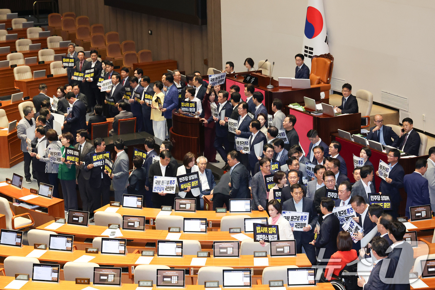 (서울=뉴스1) 신웅수 기자 = 30일 서울 여의도 국회에서 열린 제436회 국회(임시회) 제4차 본회의에서 국민의힘 의원들이 여당 단독 원구성에 반대하는 피켓 시위를 하고 있다. …