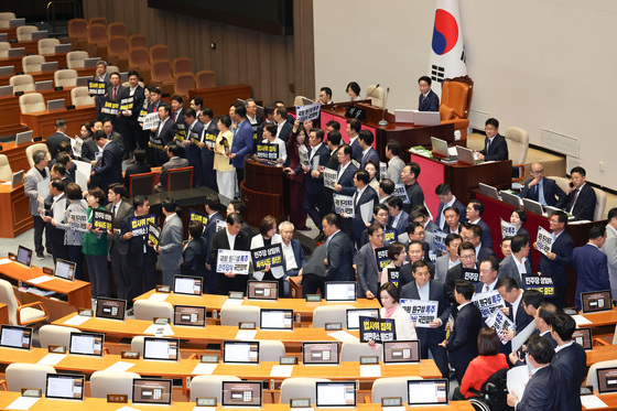 野, 상임위 '보이콧' 선언…"원구성 정상화 없인 어떤 협조도 없을 것"(종합)