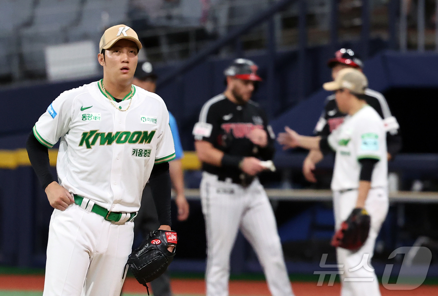 (서울=뉴스1) 김진환 기자 = 30일 오후 서울 구로구 고척 스카이돔에서 열린 2026 신한 SOL KBO리그 LG 트윈스와 키움 히어로즈의 경기, 키움 선발 안우진이 6회초 2 …
