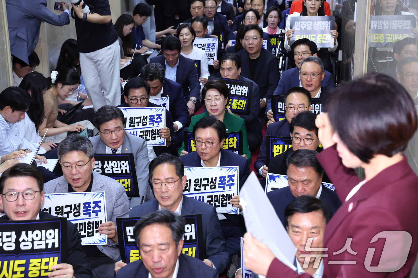 (서울=뉴스1) 신웅수 기자 = 국민의힘 의원들이 30일 서울 여의도 국회에서 원 구성 관련 본회의 진행과 관련해 조정식 국회의장실을 항의 방문하고 있다. 2026.6.30/뉴스1 …