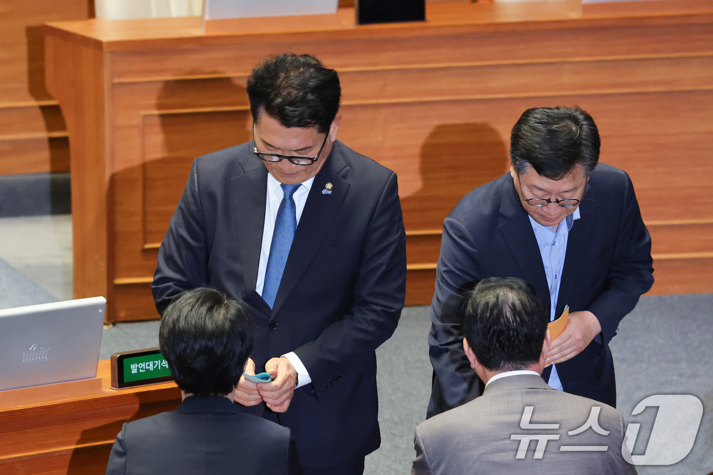 (서울=뉴스1) 신웅수 기자 = 송영길, 안호영 더불어민주당 의원이 30일 서울 여의도 국회에서 열린 제436회 국회(임시회) 제4차 본회의에서 상임위원장 투표를 하고 있다. 20 …