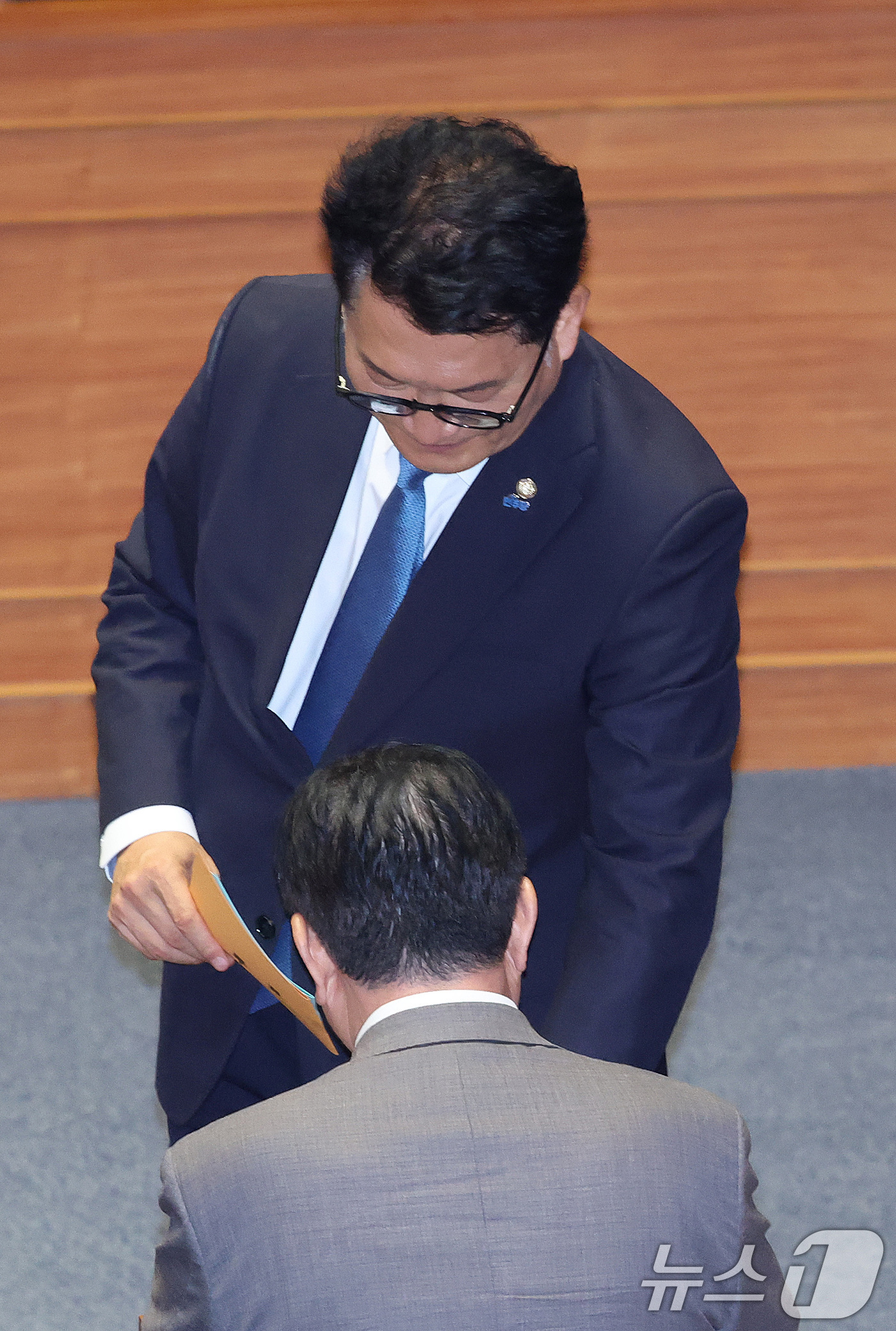 (서울=뉴스1) 신웅수 기자 = 송영길 더불어민주당 의원이 30일 서울 여의도 국회에서 열린 제436회 국회(임시회) 제4차 본회의에서 상임위원장 투표를 하고 있다. 2026.6. …