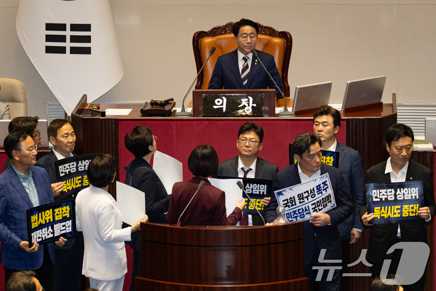 (서울=뉴스1) 유승관 기자 = 30일 서울 여의도 국회에서 열린 제436회 국회(임시회) 제4차 본회의에서 국민의힘 의원들이 여당 단독 원구성에 반대하는 피켓 시위를 하고 있다. …