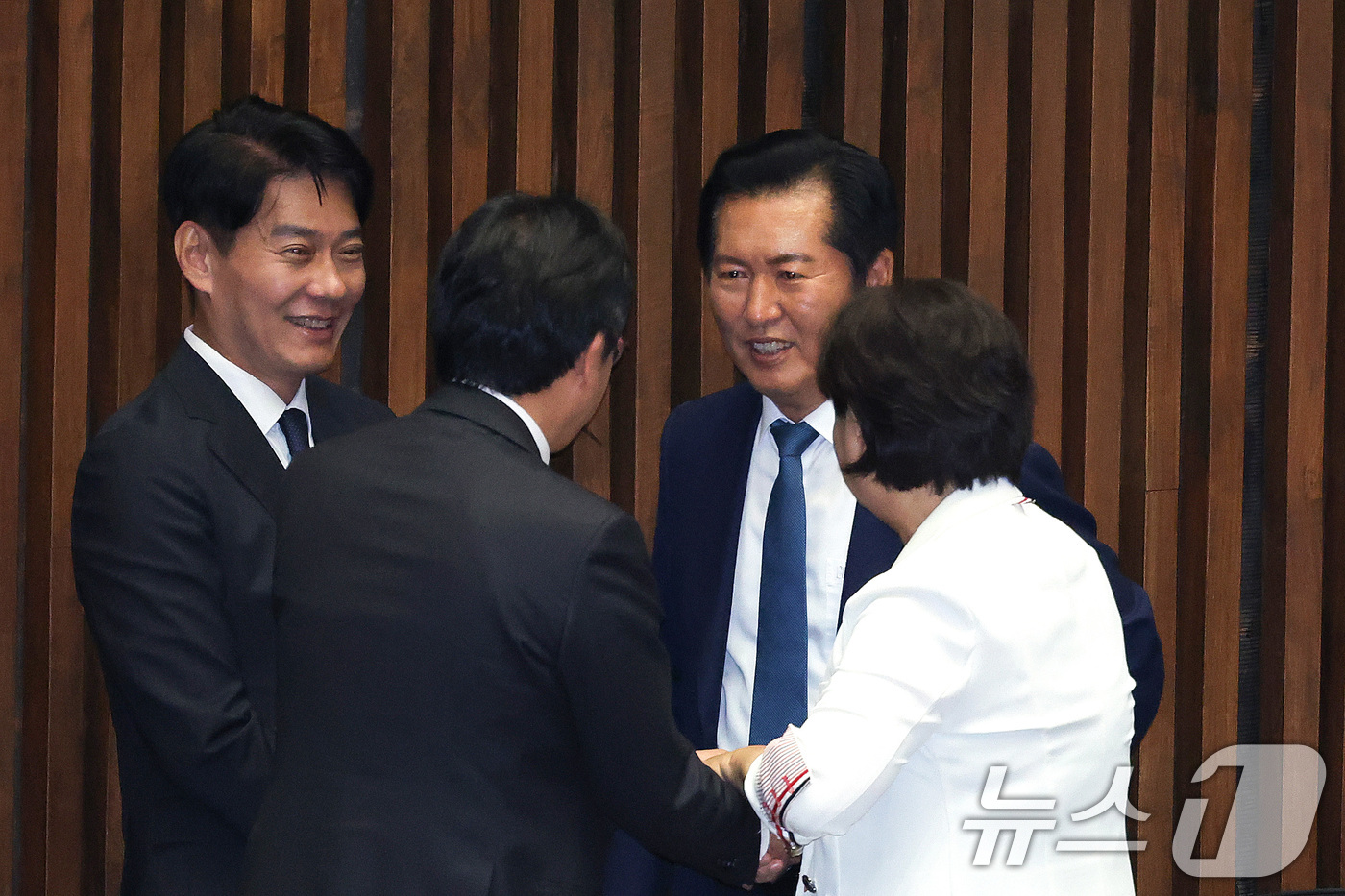 (서울=뉴스1) 신웅수 기자 = 정청래 전 더불어민주당 대표와 서영교 의원이 30일 서울 여의도 국회에서 열린 제436회 국회(임시회) 제4차 본회의에서 대화하고 있다. 2026. …