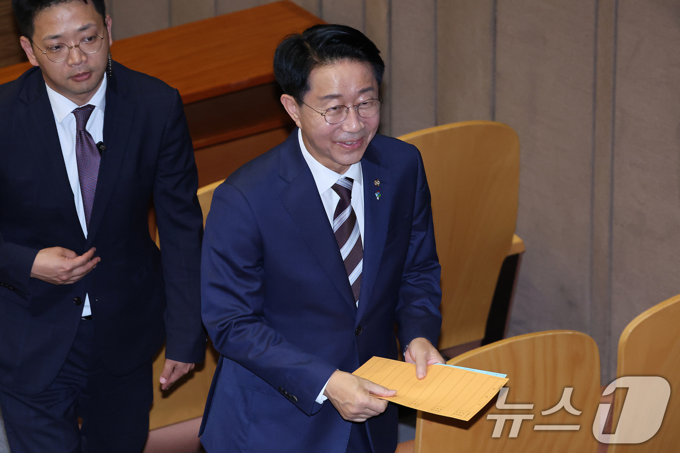 (서울=뉴스1) 신웅수 기자 = 조정식 국회의장이 30일 서울 여의도 국회에서 열린 제436회 국회(임시회) 제4차 본회의에서 상임위원장 투표를 하고 있다. 2026.6.30/뉴스 …