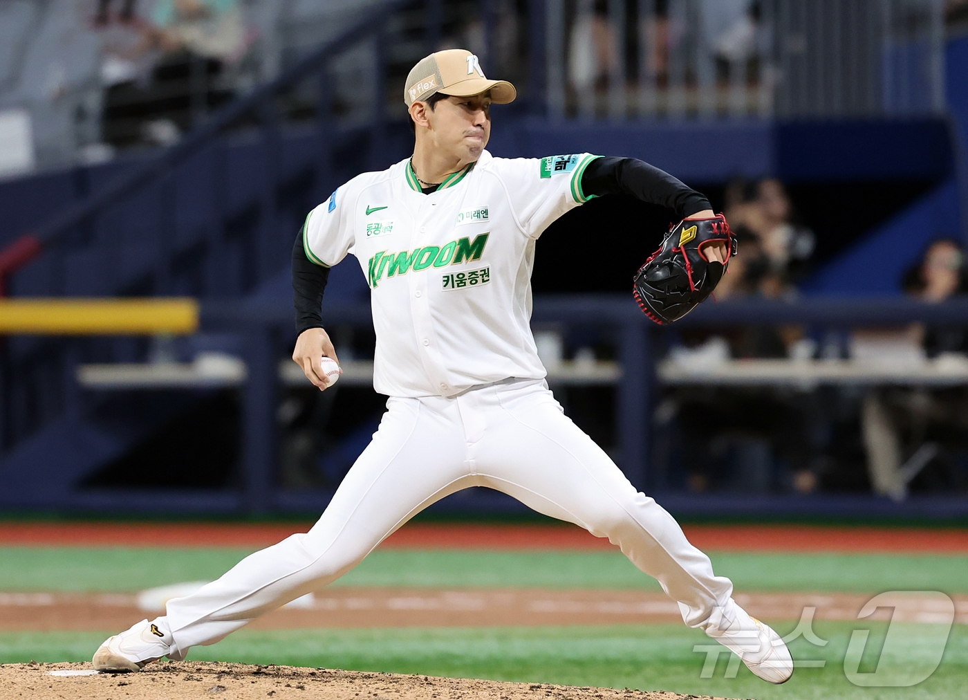 (서울=뉴스1) 김진환 기자 = 30일 오후 서울 구로구 고척 스카이돔에서 열린 2026 신한 SOL KBO리그 LG 트윈스와 키움 히어로즈의 경기, 키움 유토가 7회초 무사 1, …