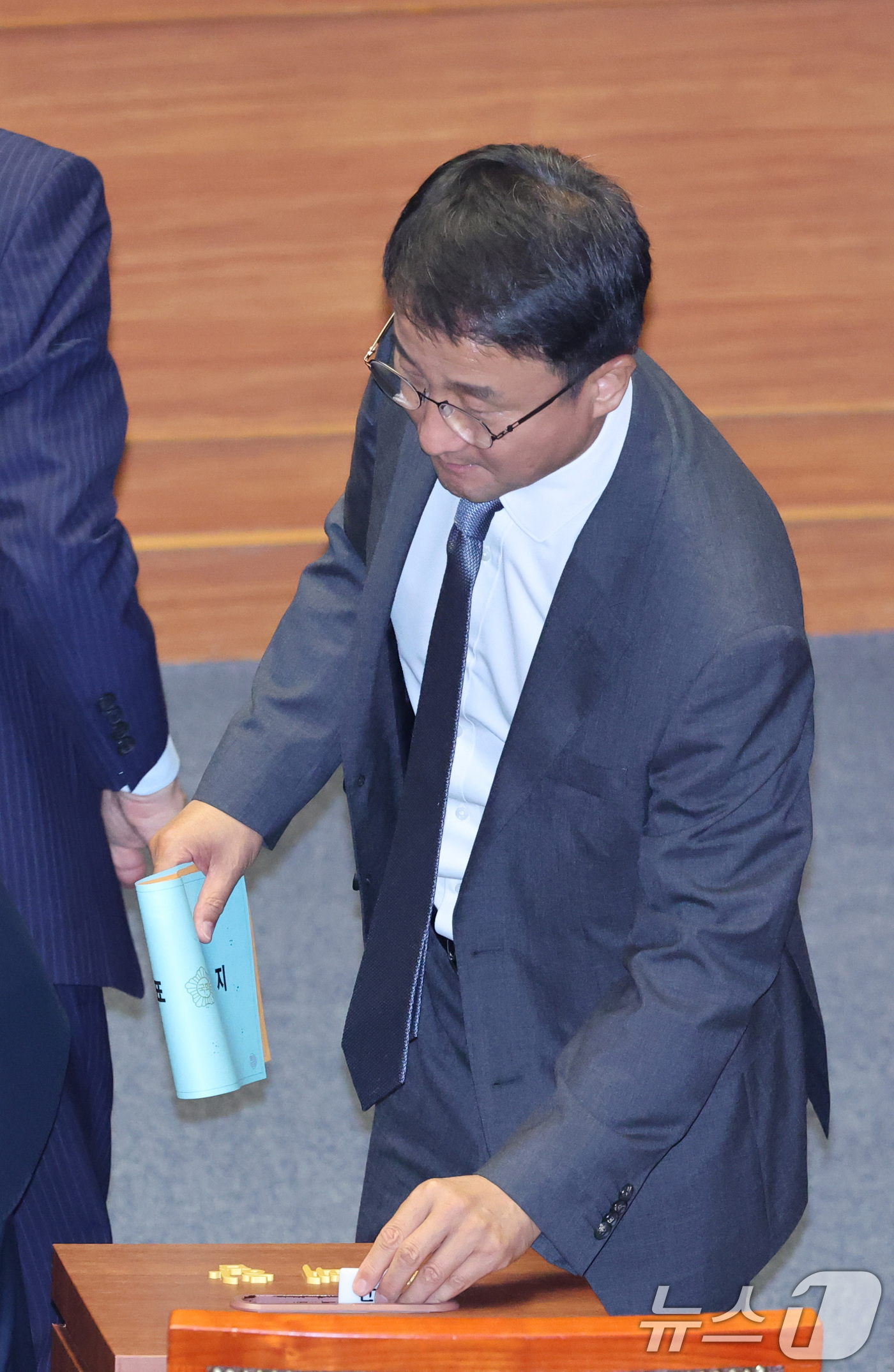 (서울=뉴스1) 신웅수 기자 = 한병도 더불어민주당 당대표 직무대행 겸 원내대표가 30일 서울 여의도 국회에서 열린 제436회 국회(임시회) 제4차 본회의에서 상임위원장 선거 투표 …