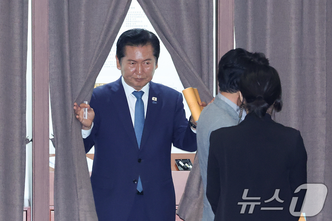 (서울=뉴스1) 신웅수 기자 = 정청래 전 더불어민주당 대표가 30일 서울 여의도 국회에서 열린 제436회 국회(임시회) 제4차 본회의에서 상임위원장 선거 투표를 하고 있다. 20 …
